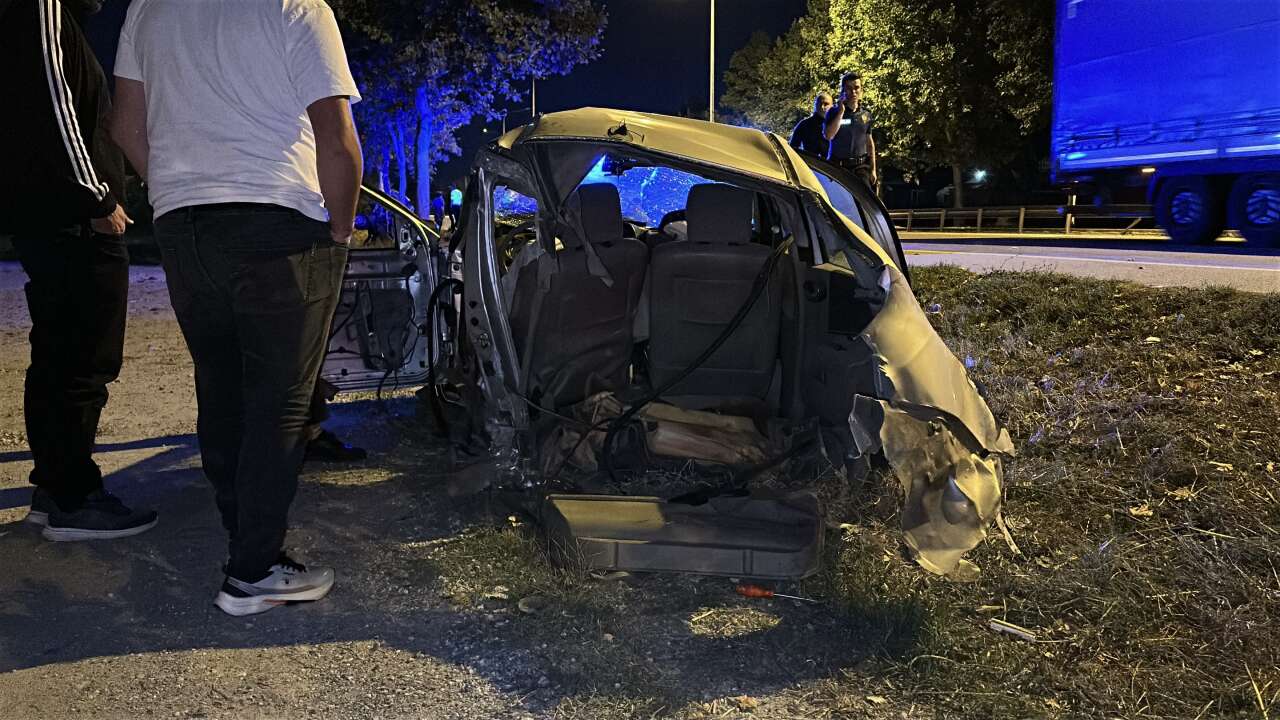 Sesi duyan mahalle sokağa döküldü! Ağaca çarpan otomobil ikiye bölündü 3